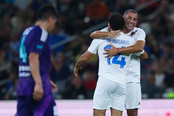 Dwayne de Rosario se abraza con David Trezeguet.