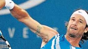 <b>IMPARABLE. </b>Carlos Moyá, en un gran momento, liquidó al letón Gulbis y ya está en cuartos de final.