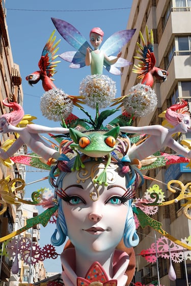 Las fallas visten las calles de Alicante. 