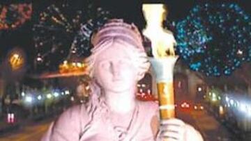<b>DE CINE. </b>La Cibeles aparece en el anuncio con la antorcha olímpica.
