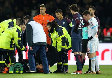 Neymar se fue en camilla con el tobillo lesionado a falta de un cuarto de hora pra el final del partido.