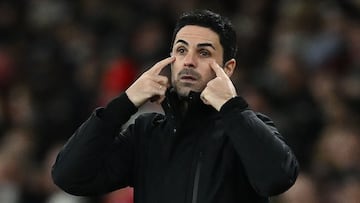 Mikel Arteta, entrenador del Arsenal, da instrucciones durante el partido ante el Liverpool de FA Cup.