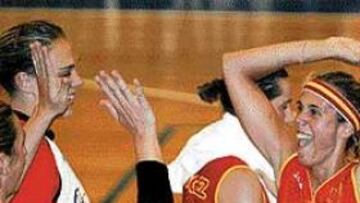 <b>CELEBRACIÓN.</B> Amaya Valdemoro fue vital para ganar a Rusia en su partido 100 con España.