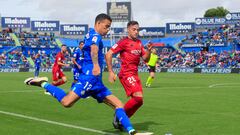 Getafe (Madrid).- 17/09/2023.- El delantero inglés del Getafe Mason Greenwood (i) se dispone a chutar el balón ante Jose Manuel Arnaiz , centrocampista de Osasuna durante el partido de la jornada 5 de LaLiga EA Sports contra Osasuna, en el Coliseum Alfonso Pérez de Getafe.-EFE/ Fernando Alvarado
