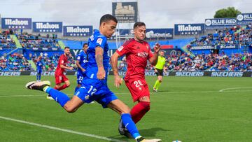 Getafe (Madrid).- 17/09/2023.- El delantero inglés del Getafe Mason Greenwood (i) se dispone a chutar el balón ante Jose Manuel Arnaiz , centrocampista de Osasuna durante el partido de la jornada 5 de LaLiga EA Sports contra Osasuna, en el Coliseum Alfonso Pérez de Getafe.-EFE/ Fernando Alvarado
