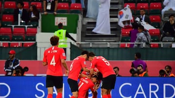 South Korea's forward Hee-Chan Hwang (C) celebrates his goal during the 2019 AFC Asian Cup Round of 16 football match between South Korea and Bahrain at the Rashid Stadium in Dubai on January 22, 2019. (Photo by Giuseppe CACACE / AFP)