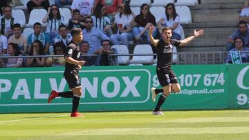 Los jugadores del Huesca celebran un gol.