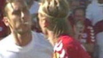 <b>PILLADO</b>. La televisión danesa recogió las imágenes de la acción que han servido para la reclamación danesa. El futbolista sólo podría volver al equipo en el caso de que su equipo pasara a semifinales.