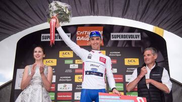 Julian Alaphilippe celebra su triunfo en la clasificaci&oacute;n al mejor joven en el Criterium del Dauphin&eacute;.