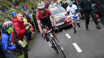 Alberto Contador asciende las rampas del Angliru en la Vuelta a Espa&ntilde;a 2017.