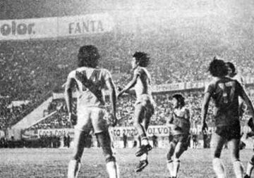 1979: Otra vez Perú y Chile chocaron en Lima en el marco de Copa América. A diferencia de la ocasión anterior, fue triunfo de 'La Roja' por 2-1. Doblete de Caszely para los nacionales, descontó Roberto Mosquera para el local.