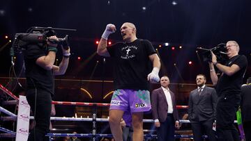 Boxing - Oleksandr Usyk v Tyson Fury - Heavyweight World Title - Kingdom Arena, Riyadh, Saudi Arabia - December 22, 2024 Oleksandr Usyk celebrates after winning the Heavyweight World Title Action Images via Reuters/Andrew Couldridge