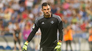 Antonio Adán durante un partido con el Real Betis.
