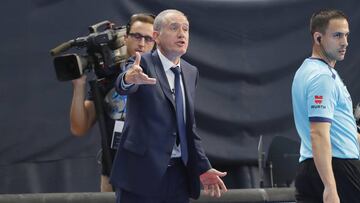 El entrenador del F.C. Barcelona Andreu Plaza da órdenes durante in partido en la Copa de España de Valencia.