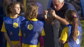 Cruyff da instrucciones a unos ni&ntilde;os en la inauguraci&oacute;n de un campo de f&uacute;tbol en Terrassa a cargo de su fundaci&oacute;n.