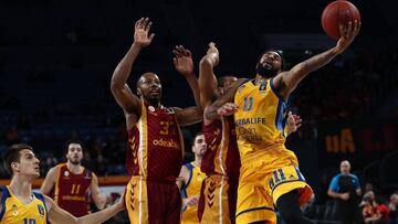 EPA1469. ESTAMBUL (TURQUÍA), 16/01/2018.- El alero del Herbalife Gran Canaria Dennis Seeley (i), en acción contra el jugador del Galatasaray Scotty Hopson (i) y Jordan Taylor (c) , durante el partido perteneciente a la Eurocopa disputado ent