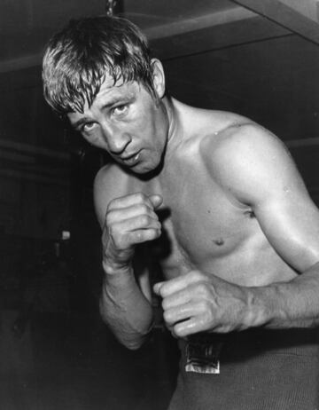 Ken Buchanan es una leyenda del deporte escoc¨¦s, un recordado boxeador que protagoniz¨® cap¨ªtulos brillantes en el ring. Buchanan gan¨® el t¨ªtulo del peso ligero de la Asociaci¨®n Mundial de Boxeo (AMB) en 1970 al derrotar a Ismael Laguna en una famosa pelea en Puerto Rico y sum¨® la corona del Consejo Mundial de Boxeo (CMB) al a?o siguiente con la victoria sobre Rub¨¦n Navarro. Fue nombrado Peleador del A?o de 1970 por la Asociaci¨®n de Escritores de Boxeo de Estados Unidos, por delante de los pesos pesados Muhammad Ali y Joe Frazier. Fue despojado de su corona del CMB por no poder defenderlo contra Pedro Carrasco, y luego perdi¨® el cintur¨®n de la AMB ante Roberto Dur¨¢n, en uno de sus duelos m¨¢s c¨¦lebres, de manera controvertida, tras recibir un golpe bajo. Buchanan termin¨® su carrera con un r¨¦cord de 61-8, en un dilatado periplo entre 1965 y 1982. Tras ganar sus 33 primeros combates, su primera derrota lleg¨® a los puntos frente a Miguel Vel¨¢zquez en Madrid, por el t¨ªtulo continental. El 1 de abril falleci¨® a los 77 a?os.