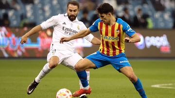 Carvajal presiona a Almeida en una jugada del Real Madrid-Valencia de semifinales de la Supercopa de Espa?a.