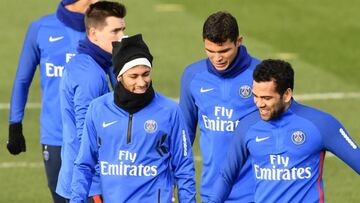 Neymar charla con Dani Alves durante un entrenamiento del PSG. 