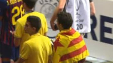 Cesc celebró el título con la bandera independentista