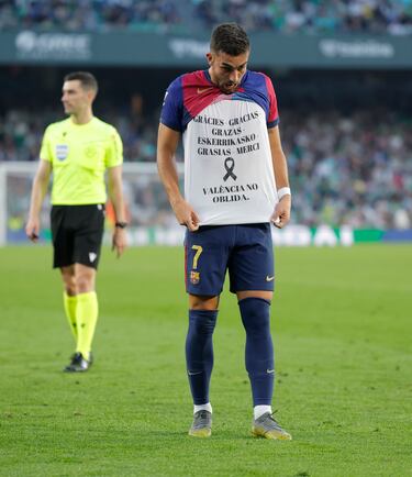 El jugador del Barcelona Ferran Torres celebra el 1-2 al Betis mostrando una camiseta de agradecimiento por la ayuda tras las inundaciones de Valencia. 