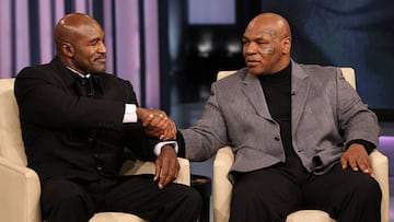 Evander Holyfield y Mike Tyson se saludan durante el programa de televisi&oacute;n de Oprah Winfrey.