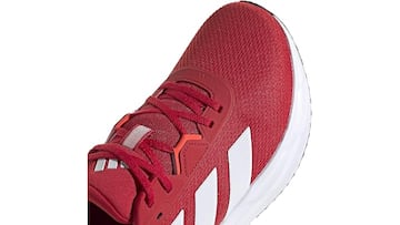 Adidas Galaxy para hombre en color rojo disponibles en Amazon.