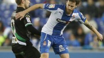 El centrocampista del Espanyol, José Alberto Cañas, intenta controlar el balón ante la presencia del centrocampista del Córdoba, Federico Cartabia.