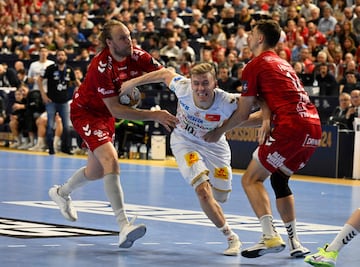 Krisatjansson intenta superar la defensa danesa.