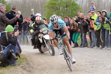  Aunque se trata de una prueba francesa, los belgas han dominado históricamente esta carrera. Han conquistado 57 ediciones por las 28 logradas por los franceses, que no la consiguen desde el siglo pasado (Guesdon en 1997). Dos leyendas como Roger de Vlaeminck (1972, 1964, 1975 y 1977) y Tom Boonen (2005, 2008, 2009 y 2012) ostentan el récord de cuatro conquistas. En su palmarés también se observa que dos ciclistas australianos han sido los únicos no europeos en ganar el Monumento: O’Grady en 2007 y 19Hayman en 2016.