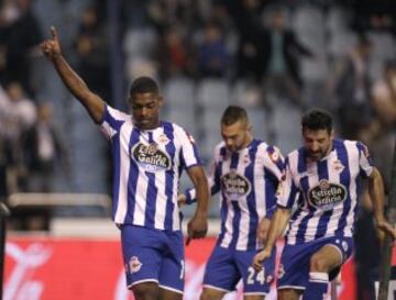 El delantero portugués del Deportivo de La Coruña Iván Cavaleiro (i) celebra su gol, primero del equipo, junto a sus compañeros, durante el partido de la decimoséptima jornada de la Liga de Primera División que Deportivo y Athletic Club 
