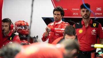 Las Vegas (United States), 17/11/2023.- Scuderia Ferrari driver Carlos Sainz Jr. of Spain looks at mechanics working on his car prior to a practice session for the Formula 1 Las Vegas Grand Prix, in Las Vegas, USA, 17 November 2023. (Fórmula Uno, España) EFE/EPA/ETIENNE LAURENT
