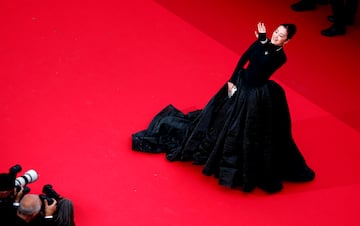 Gong Li posa para los fotógrafos a su llegada a la ceremonia de apertura del 76º festival internacional de cine de Cannes.