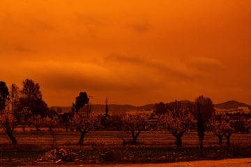 Cielo con tonos rojizos por la llegada de polvo sahariano, en Navares, Caravaca de la Cruz, Murcia.