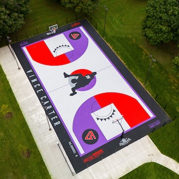 La franquicia de la NBA con sede en en Toronto, Ontario, está realizando diversos homenajes a una de sus leyendas, Vince Carter. Estuvo defendiendo la camiseta de los Raptors durante siete temporadas donde se forjó su leyenda de especialista del mate, con participaciones tan sobresalientes como la del Concurso de mates de 2000 en Oakland. El nacido en Daytona Beach verá cómo su icónico número 15 es retirado en el Scotiabank Arena, convirtiéndose en el primer jugador en los 30 años de historia de los Raptors en recibir tal distinción. Además de este honor la franquicia le realizará diversos homenajes como esta espectacular pista en Dixon Park.