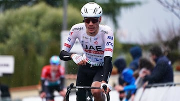 Juan Ayuso llega a línea meta de la Faun Drome Classic en 2º lugar.