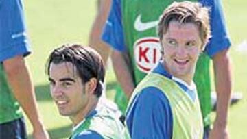 <b>JURADO SUPLIRÁ A MAXI, QUE SERÁ BAJA.</b> Maxi Rodríguez no superó ayer una última prueba para ver si había superado sus molestias musculares en la pierna derecha y se cayó de la lista para Santander. Su baja se une a la del también lesionado Galletti, obligando a Javier Aguirre a experimentar en la banda derecha. El mexicano colocará como titular a Jurado, que ya debutó en ese puesto ante el Getafe y cumplió con nota. Da la sensación que el gaditano va a ser el comodín del Atlético para el centro del campo, ya que él es un mediapunta, un puesto que Aguirre no utiliza, pero puede adaptarse a ambas bandas y al doble pivote. Por eso, el técnico mexicano, consciente de que a su equipo le falta algo de creación, le acabará encontrando un hueco. Esa es la misma razón por la que hoy será titular Mista, que tiene más juego entre líneas que Agüero.