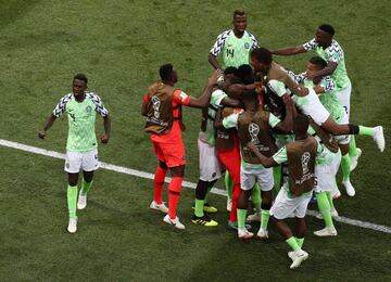 Ahmed Musa celebra con sus compañeros el primer gol del partido.