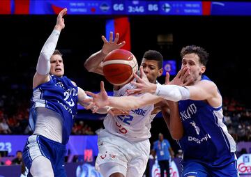 Edy Tavares es uno de los jugadores más altos del Mundial (2,20) y sus manos también son inmensas. El alero de Finlandia Mikael Jantunen lo comprobó de primera mano, como se puede ver en esta imagen. Eso sí,
triunfo finés (77-100) que dejó a Cabo Verde muy lejos de los Juegos Olímpicos de París.