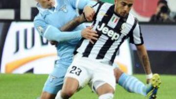 Arturo Vidal del Juventus disputa el balón con Anderson Hernanes del Lazio hoy, martes 22 de enero de 2013, durante su partido de la Copa Italiana en el estadio Juventus en Turin (Italia).