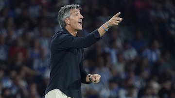 Real Sociedad's Spanish coach Imanol Alguacil gestures during the Spanish Liga football match between Real Sociedad and Athletic Club Bilbao at the Anoeta stadium in San Sebastian on September 30, 2023. (Photo by CESAR MANSO / AFP)