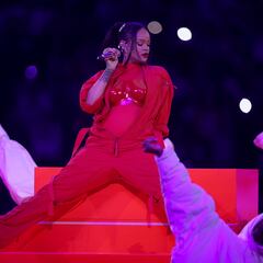 Did Rihanna lip-sync at the Super Bowl halftime show or did she actually sing?