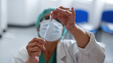 A health worker prepares a dose of the Sinovac&#039;s CoronaVac coronavirus disease (COVID-19) vaccine in San Salvador, El Salvador, April 13, 2021. REUTERS/Jose Cabezas