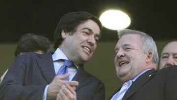 <b>ENFRENTAMIENTO DISIMULADO. </b>Macua e Izco, presidentes de Athletic y Osasuna, durante un partido de la pasada temporada.