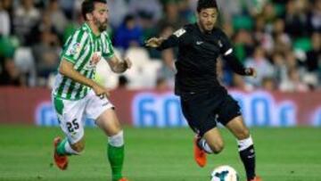 Carlos Vela ante el Betis.