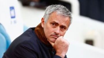 El Chelsea de Mourinho y el técnico portugués se la juegan en la Capital One ante el Stoke.