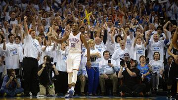 Kevin Durant celebra una canasta.