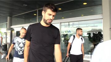 Un muy serio Piqué en la llegada de los jugadores a Barcelona