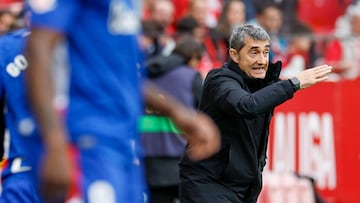 SEVILLA , 16/03/2025.- El entrenador del Athletic Ernesto Valverde durante el partido de LaLiga entre el Sevilla y el Athletic Club, este domingo en el estadio Ramón Sánchez Pizjuán. EFE/ Julio Muñoz