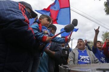 Hinchas azules animaron 'Banderazo' pese a la lluvia